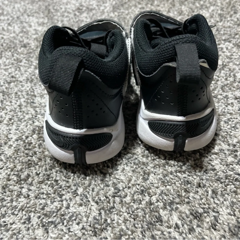 Nike Boys Team Hustle D 11 DV8994-002 Black Gold Shoes Sneakers Size 3Y Youth